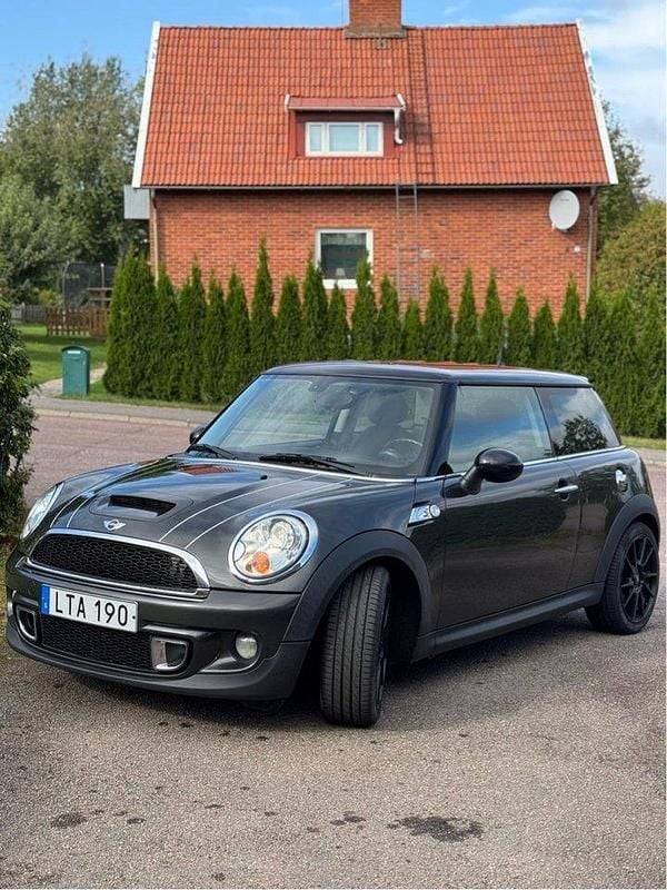 Grå Begagnad 2011 Mini Cooper S Halvkombi | 79 000 kr (Marknadspris) - Bild 1/1