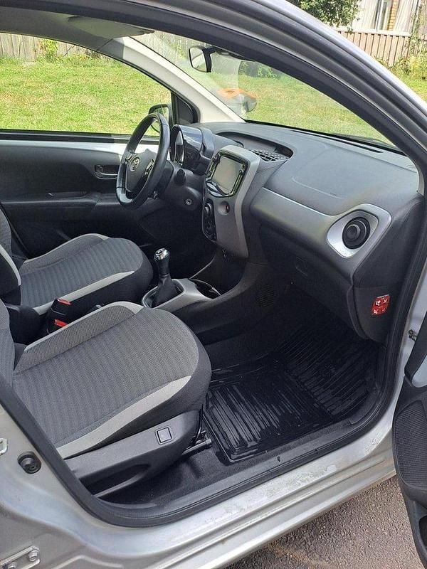 Silver Begagnad 2020 Toyota Aygo X-play Halvkombi | 95 000 kr (Bra pris) - Bild 1/4