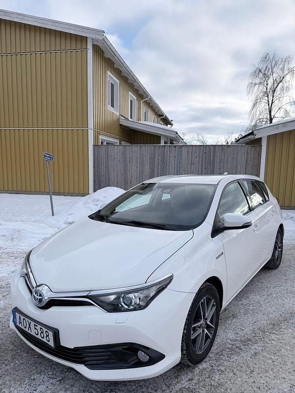 Begagnad Toyota Auris Hybrid 136 HK (100 kW) 2019