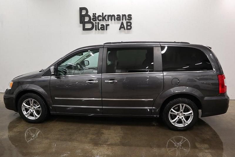 Grå metallic Begagnad 2015 Lancia Voyager Minibuss | 109 000 kr (Marknadspris) - Bild 1/4