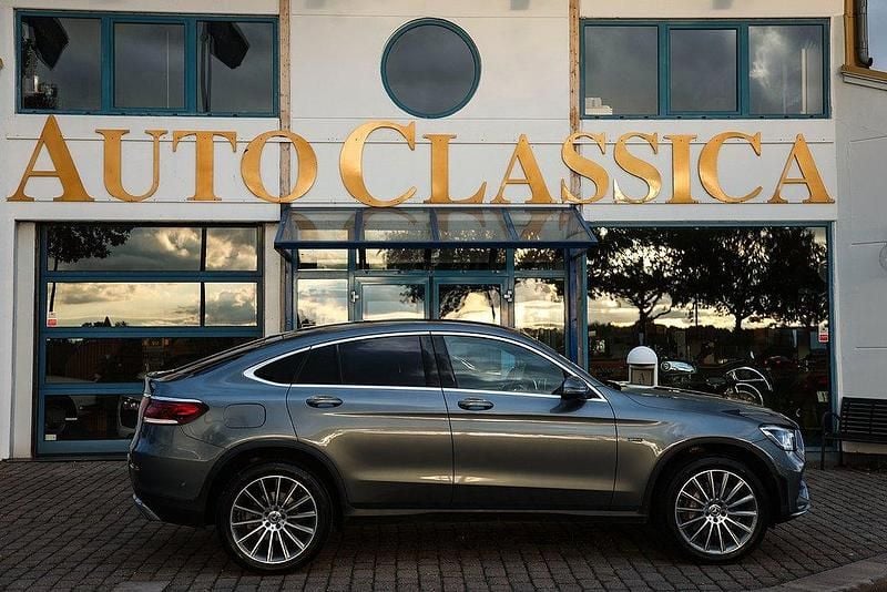 Grå metallic Begagnad 2021 Mercedes GLC300e AMG line Sportkupé | 439 000 kr (Marknadspris) - Bild 1/4