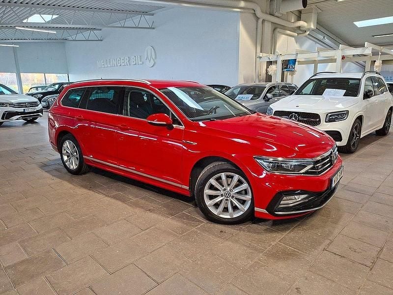 Röd (tornado röd) Begagnad 2021 VW Passat R-line Kombi | 239 800 kr (Superpris) - Bild 1/4