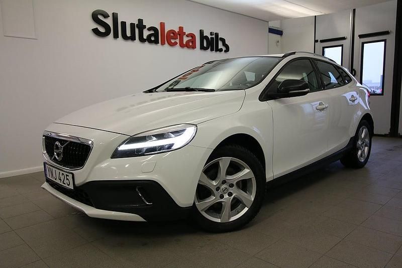 Vit Begagnad 2018 Volvo V40 Halvkombi | 169 900 kr (Dyr) - Bild 1/4