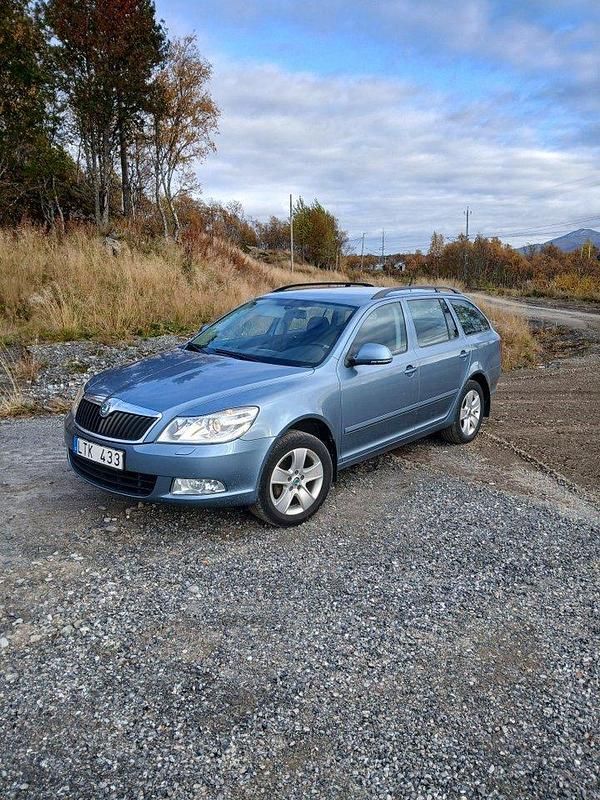 Grå Begagnad 2012 Skoda Octavia Elegance Kombi | 90 000 kr (Marknadspris) - Bild 1/4