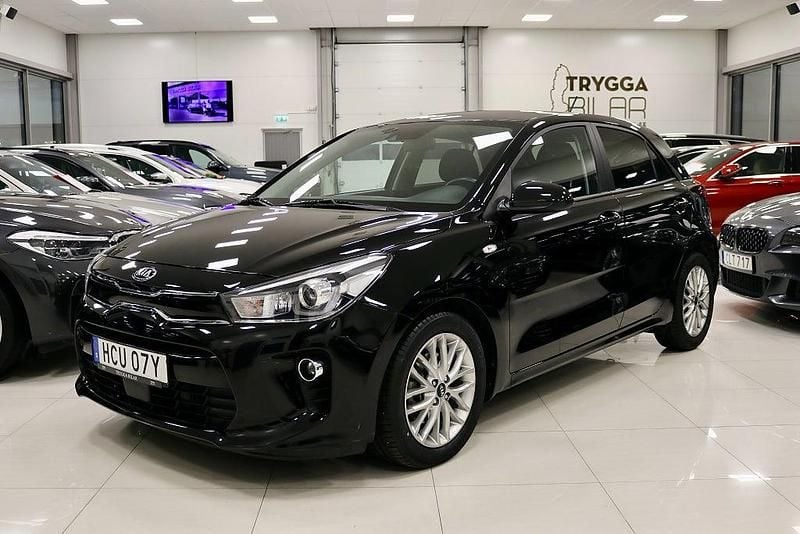Svart Begagnad 2020 Kia Rio Halvkombi | 179 800 kr (Marknadspris) - Bild 1/4