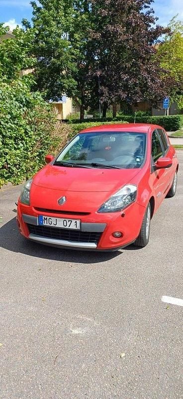 Röd Begagnad 2012 Renault Clio R.S. Halvkombi | 45 000 kr (Marknadspris) - Bild 1/4
