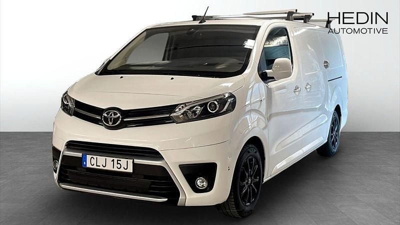 Vit (white) Begagnad 2021 Toyota Proace Van | 329 900 kr (Marknadspris) - Bild 1/4