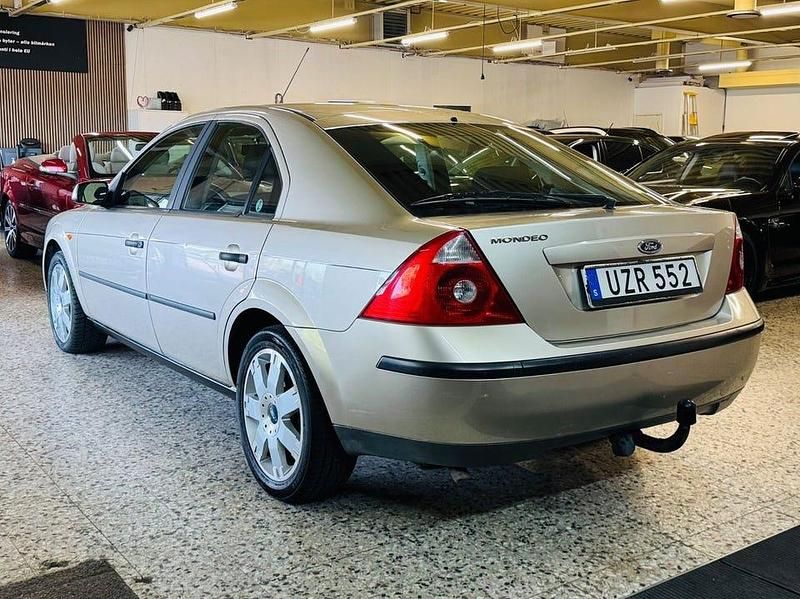 Begagnad Ford Mondeo 146 HK (107 kW) 2004 Silver Halvkombi