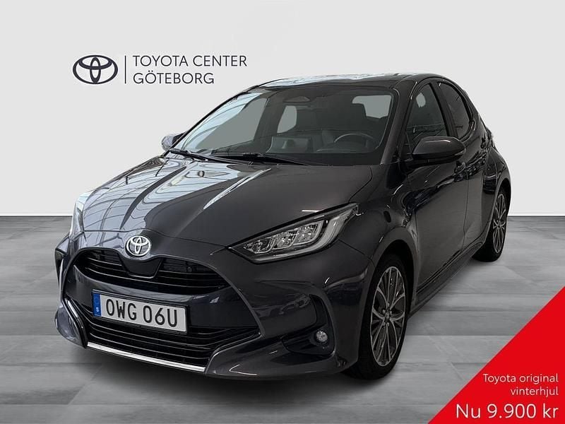 Mörkgrå Begagnad 2024 Toyota Yaris Hybrid Style Halvkombi | 249 900 kr (Marknadspris) - Bild 1/3