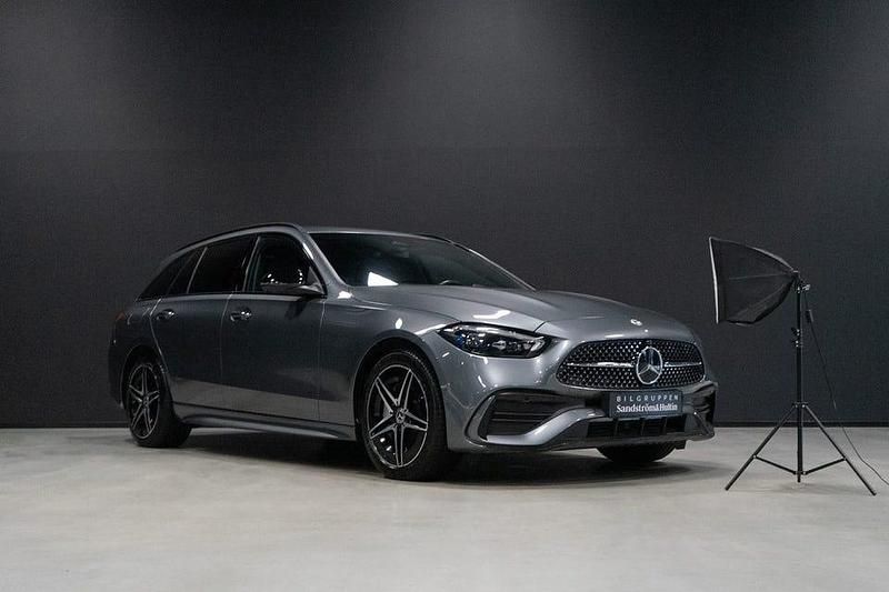Selenitgrå metallic Begagnad 2025 Mercedes C300 Premium Kombi | 519 000 kr - Bild 1/4