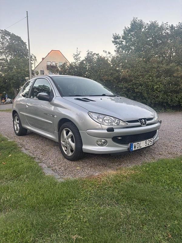 Grå Begagnad 2005 Peugeot 206 Halvkombi | 22 000 kr (Marknadspris) - Bild 1/4