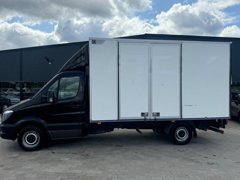 Flerfärgad (svart) Begagnad 2018 Mercedes Sprinter Van | 199 000 kr (Superpris) - Bild 1/4