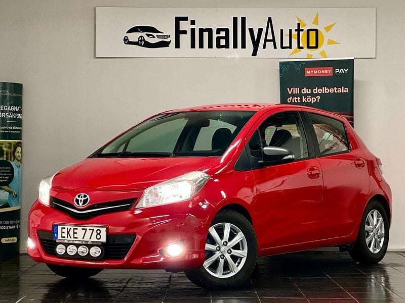 Röd Begagnad 2012 Toyota Yaris Active Halvkombi | 59 900 kr (Marknadspris) - Bild 1/4