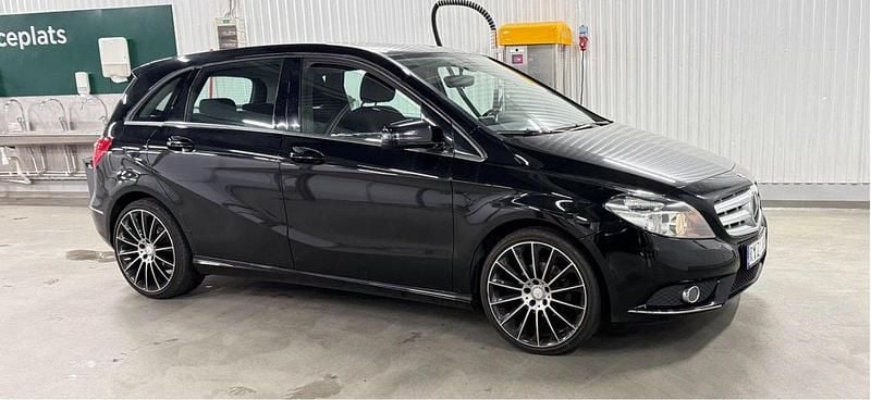 Svart Begagnad 2013 Mercedes B180 Minibuss | 99 000 kr (Marknadspris) - Bild 1/4