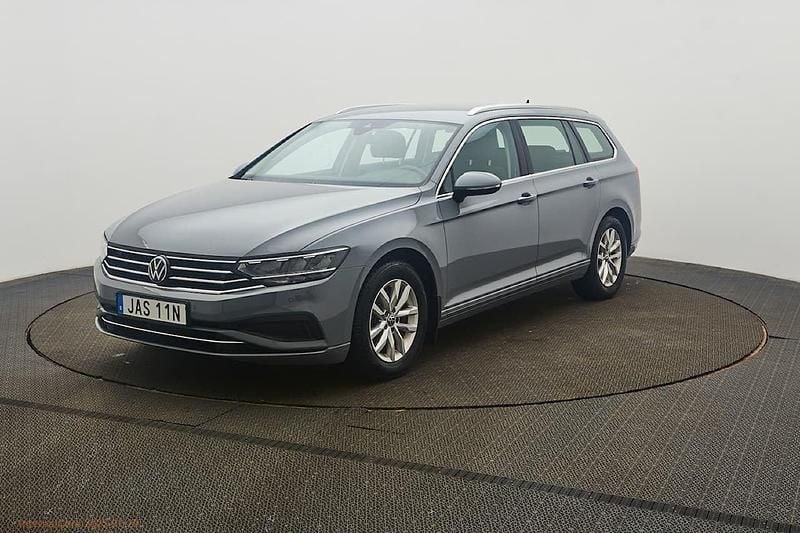 Grå Begagnad 2023 VW Passat Edition Kombi | 299 900 kr (Marknadspris) - Bild 1/4