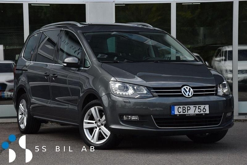 Mörkgrå Begagnad 2016 VW Sharan Minibuss | 214 900 kr (Marknadspris) - Bild 1/4