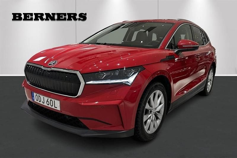 Röd Begagnad 2023 Skoda Enyaq iV SUV | 409 900 kr (Marknadspris) - Bild 1/4