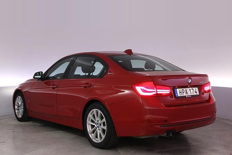 Begagnad BMW 330e Sport Line 185 HK (136 kW) 2018 Röd Sedan