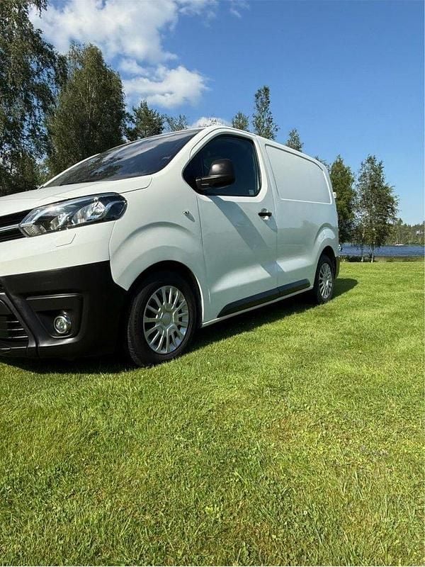 Vit Begagnad 2017 Toyota Proace Van | 129 900 kr (Bra pris) - Bild 1/4