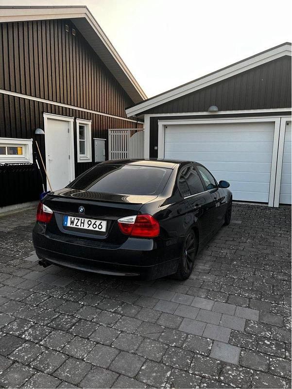 Svart Begagnad 2006 BMW 325 Advantage Sedan | 65 000 kr (Marknadspris) - Bild 1/4