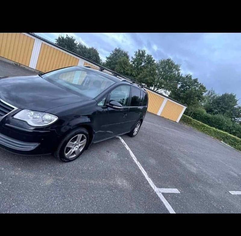 Begagnad VW Touran 150 HK (110 kW) 2010 Minibuss