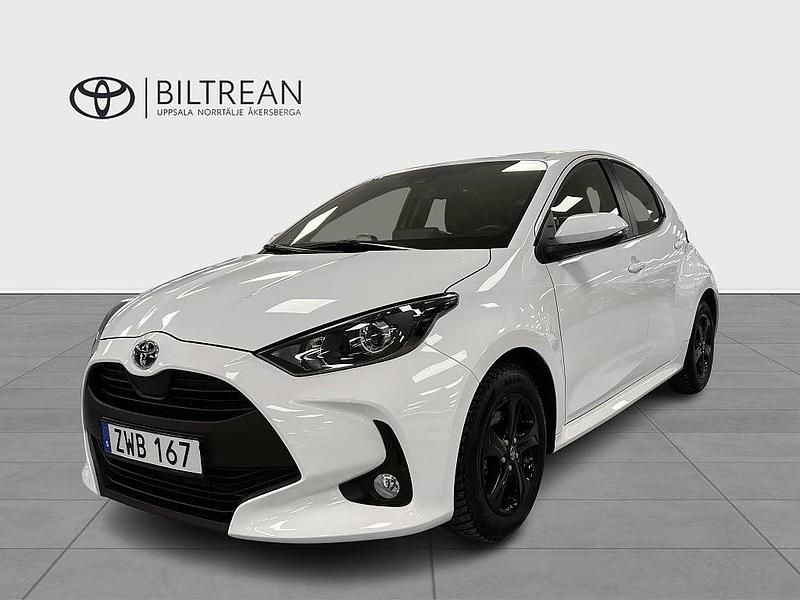 Vit Begagnad 2023 Toyota Yaris Hybrid Active Halvkombi | 238 900 kr (Marknadspris) - Bild 1/4