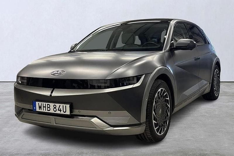 Grå Begagnad 2023 Hyundai Ioniq 5 Advanced SUV | 459 900 kr (Marknadspris) - Bild 1/4