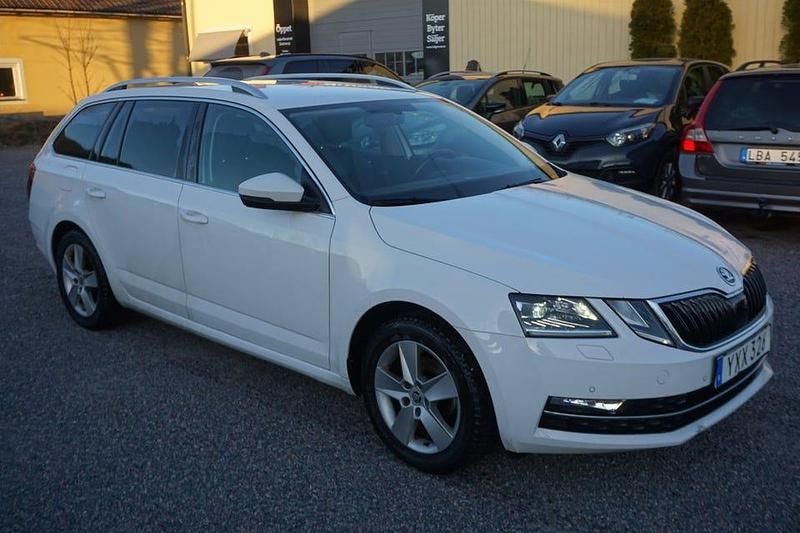 Vit Begagnad 2018 Skoda Octavia Style Kombi | 184 900 kr (Marknadspris) - Bild 1/4