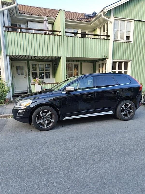 Svart Begagnad 2013 Volvo XC60 R-Design SUV | 139 000 kr (Marknadspris) - Bild 1/1