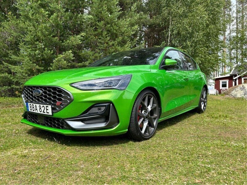 Grå Begagnad 2024 Ford Focus ST Halvkombi | 450 000 kr - Bild 1/4