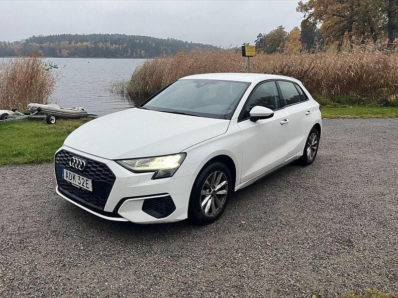 Vit Begagnad 2022 Audi A3 Sportback Comfort Halvkombi | 192 000 kr (Bra pris) - Bild 1/4