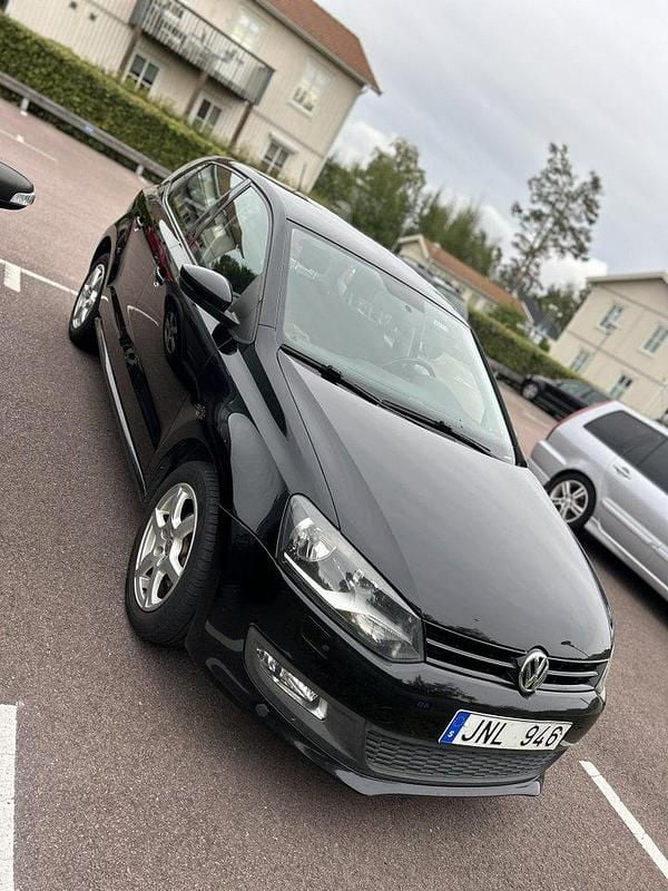 Svart Begagnad 2012 VW Polo Halvkombi | 55 000 kr (Marknadspris) - Bild 1/4