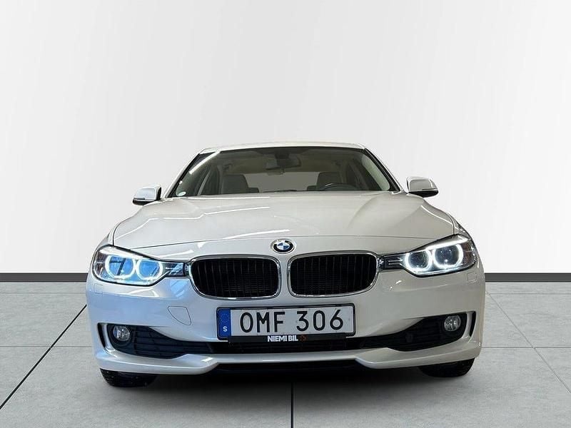 Begagnad BMW 320 184 HK (135 kW) 2014 Vit Sedan