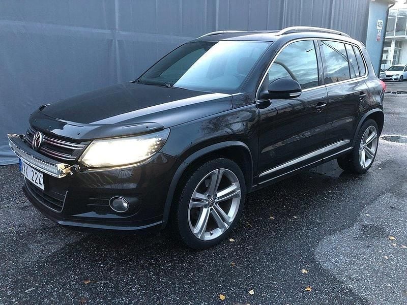Svart Begagnad 2013 VW Tiguan Sportline SUV | 149 800 kr (Marknadspris) - Bild 1/4