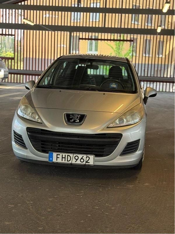 Grå Begagnad 2009 Peugeot 207 Sedan | 27 000 kr (Marknadspris) - Bild 1/4