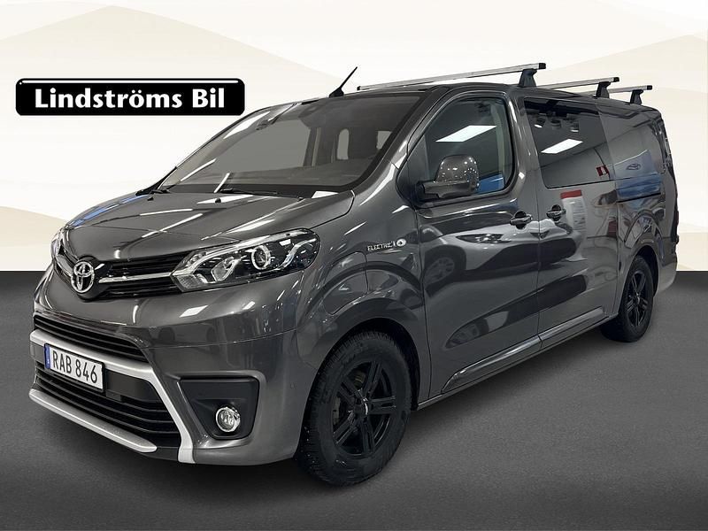 Grå Begagnad 2022 Toyota Proace Minibuss | 349 900 kr (Marknadspris) - Bild 1/3