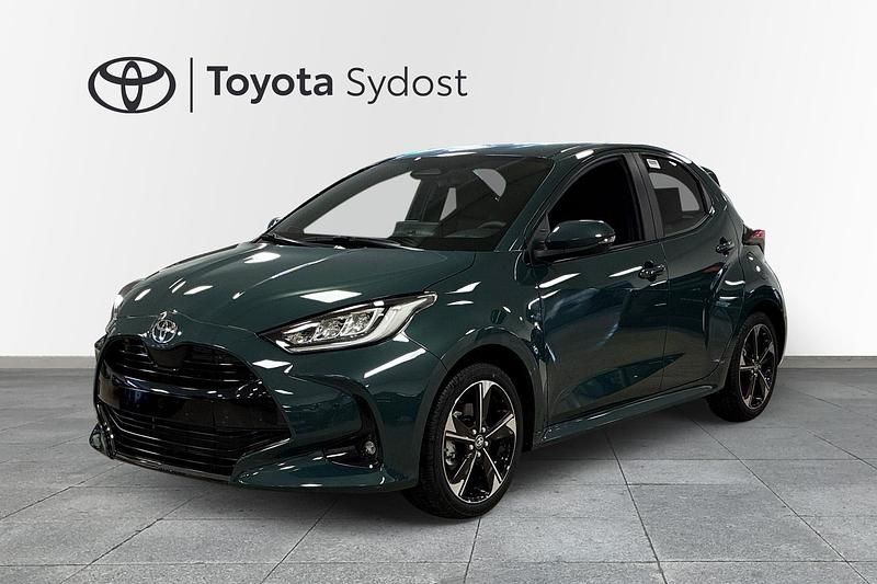Grön Ny 2026 Toyota Yaris Hybrid | 323 800 kr - Bild 1/4