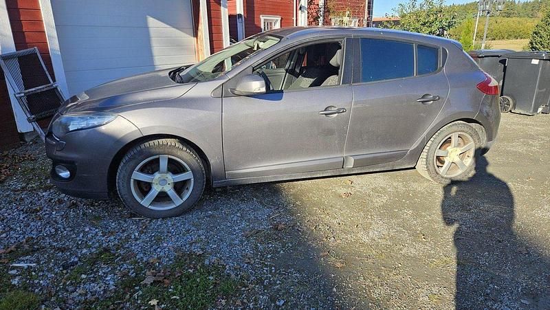 Grå Begagnad 2012 Renault Mégane III Halvkombi | 56 000 kr (Marknadspris) - Bild 1/4