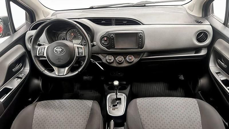 Begagnad Toyota Yaris Multidrive S 99 HK (72 kW) 2014 Röd Halvkombi