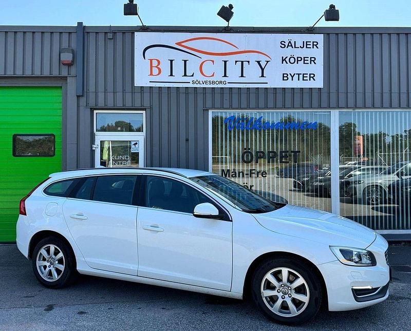 Vit Begagnad 2014 Volvo V60 Momentum Kombi | 97 900 kr (Marknadspris) - Bild 1/4