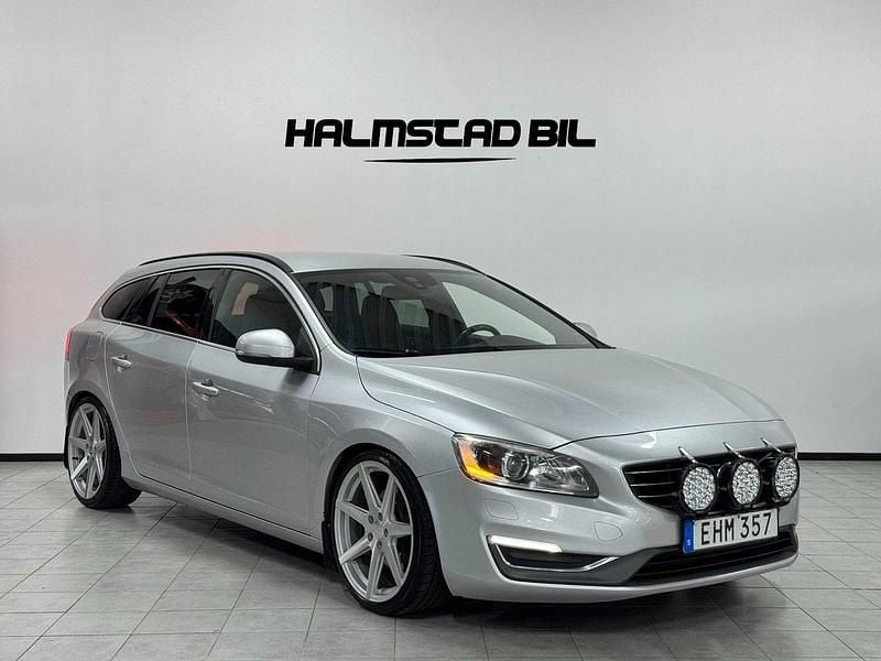 Silver Begagnad 2014 Volvo V60 Kombi | 109 500 kr (Marknadspris) - Bild 1/4