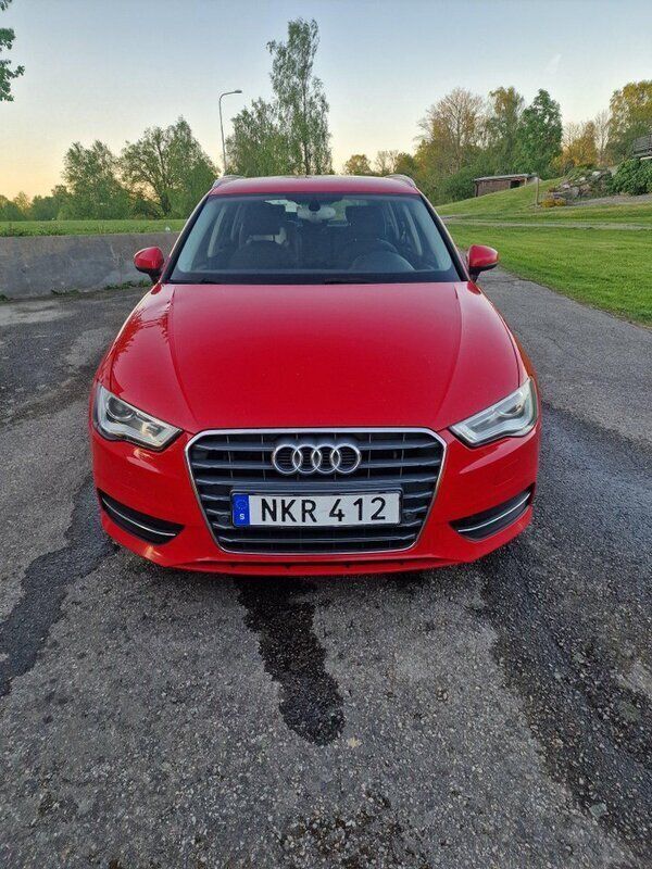 Röd Begagnad 2015 Audi A3 Sportback e-tron Attraction Sedan | 95 000 kr - Bild 1/4