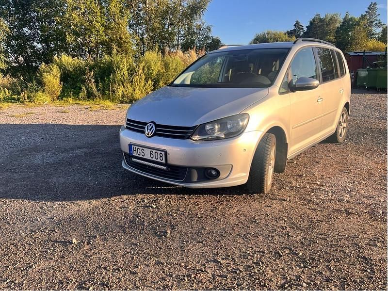 Silver Begagnad 2014 VW Touran Minibuss | 95 000 kr (Marknadspris) - Bild 1/4