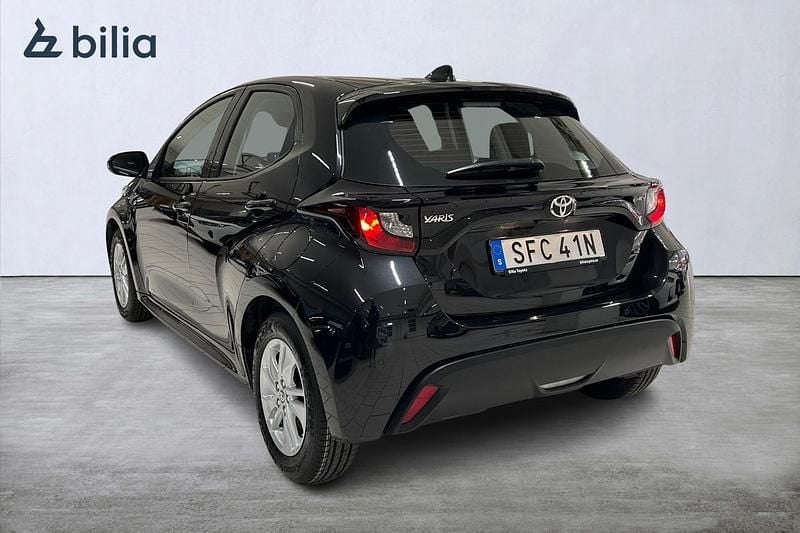 Begagnad Toyota Yaris Hybrid Active 117 HK (86 kW) 2024 Svart Halvkombi