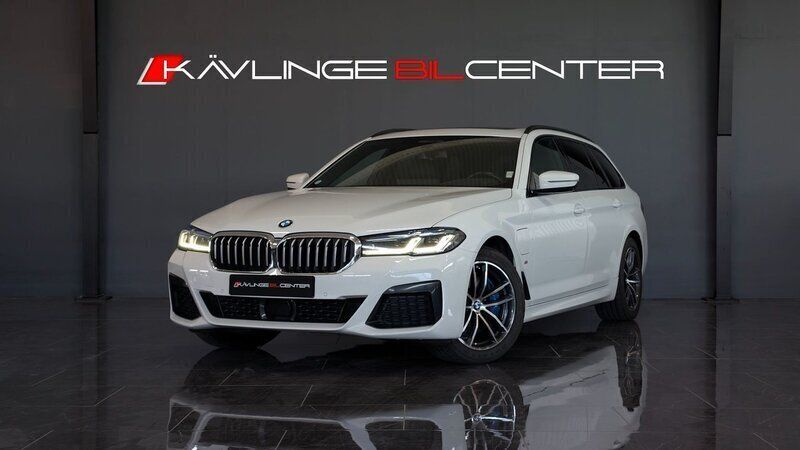Vit Begagnad 2021 BMW 530e M Sport Kombi | 379 900 kr (Lite dyr) - Bild 1/4