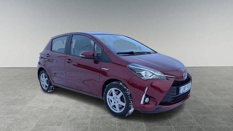 Begagnad Toyota Yaris Active 102 HK (75 kW) 2019 Röd Halvkombi