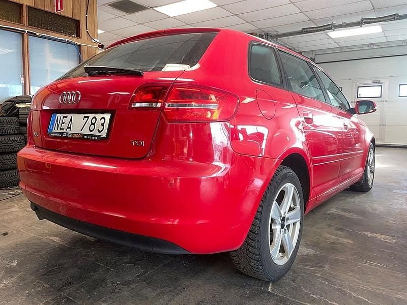 Begagnad Audi A3 Sportback Attraction 105 HK (77 kW) 2012 Röd Halvkombi
