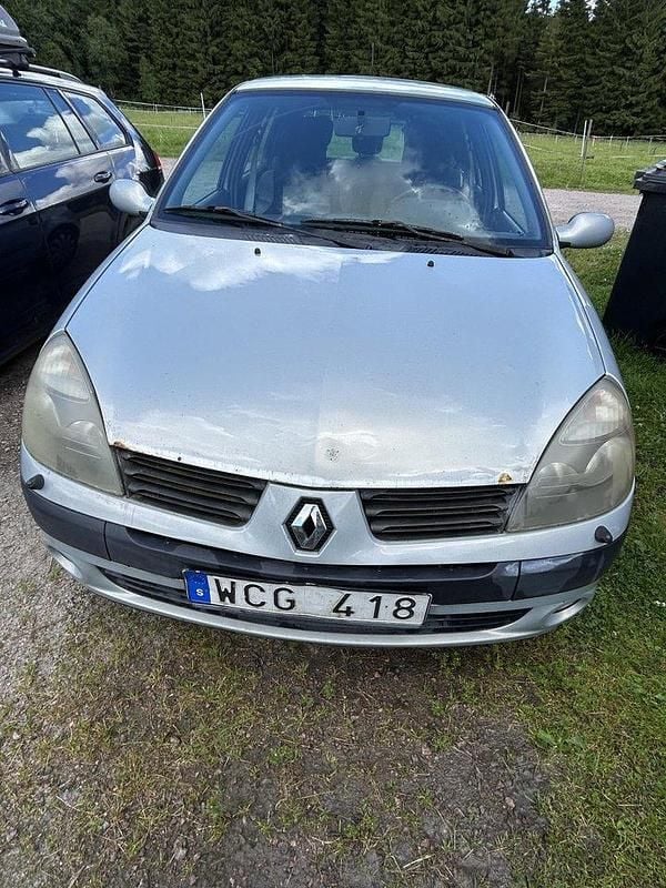 Grå Begagnad 2004 Renault Clio II Halvkombi | 7 000 kr (Bra pris) - Bild 1/4