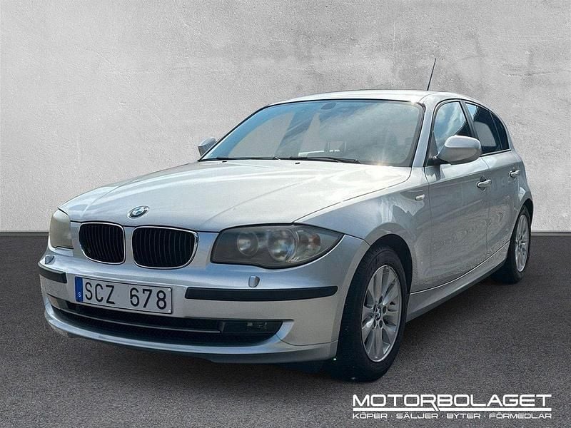 Ljusgrå Begagnad 2010 BMW 116 Halvkombi | 89 900 kr (Marknadspris) - Bild 1/4
