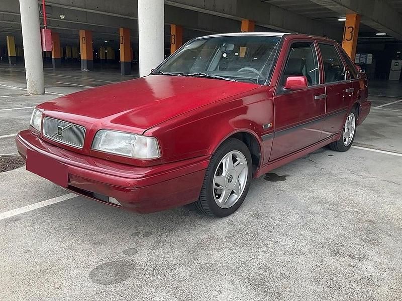 Röd Begagnad 1996 Volvo 440 Halvkombi | 49 900 kr - Bild 1/4